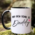 Vue rapprochée détaillée d'une tasse à café en céramique blanche avec poignée noire. - Style 7