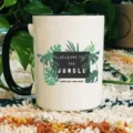 Détail du mug en céramique avec impression de feuilles tropicales et texte sur tasse blanche. - Style 4