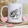 Close-up van een witte keramische mok met een aangepast knoflook line art-ontwerp. - Stijl 4