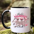 Detailansicht einer weißen Keramiktasse mit schwarzem Henkel und witzigem Totenkopfprint. - 301-400ml / Stil 7