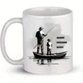 Weißer Keramik-Kaffebecher mit individuellem Angler-Druck, ideal für Büro und Alltag. - Stil 1