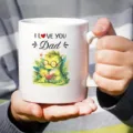 Primer plano detallado de una taza de cerámica blanca con bonita ilustración de dinosaurios. - Estilo 6