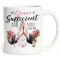 Detailansicht einer weißen Keramiktasse mit betenden Händen und wunderschönem Blumenprint. - Stil 4