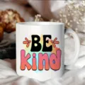 Nahaufnahme einer weißen Keramiktasse mit buntem Aquarellmotiv und inspirierendem Spruch. - Stil 1