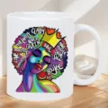 Vista dettagliata di tazza in ceramica bianca con grafica afrocentrica e parole motivazionali. - modello 2