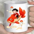 Detailaufnahme der Kaffeetasse aus Keramik mit niedlicher Illustration von Kind auf rotem Fisch. - 301-400ml / Kind Reitet Fisch Stil