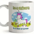 Detailansicht der weißen Keramiktasse mit Einhorn-Druck und praktischem Griff für das Büro. - Stil 7
