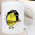 Vista dettagliata di tazza in ceramica bianca con stampa grafica di musicista cartoon. - modello 3