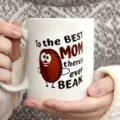 Nahaufnahme einer weißen Keramiktasse mit lustigem Mutter-Kaffee-Design und Henkel. - 301-400ml / Muttertag Kaffeebohne Stil