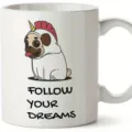 Weißer Keramik Kaffeetasse mit süßem Mops Einhorn Design und motivierender Typografie. - Stil 4