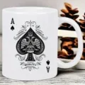 Weißer Keramik Kaffeetasse mit schwarzem Pik As Adler Design für Büro und Alltag - 301-400ml / Pik As Adler Stil