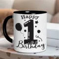Close-up van een zwart-witte keramische koffiemok met een feestelijk verjaardagsontwerp. - 301-400ml / Stijl 5