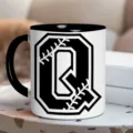 Klassieke zwart-witte keramische koffiemok met varsity letter Q voor kantoor gebruik. - 301-400ml / Stijl 2