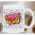 Detailansicht der Keramik Kaffeetasse, weiße Tasse mit buntem Pop-Art-Liebesdesign für Büro. - Stil 1