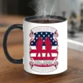 Gedetailleerd uitzicht op een bedrukte keramische koffiekop met veteraan-patriottisch ontwerp. - Stijl 2