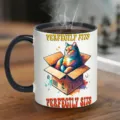 Nahaufnahme Detail einer Keramiktasse mit niedlicher Katzenillustration und witzigem Spruch. - Stil 10