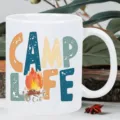 Weißer Keramik Kaffebecher mit CAMP LIFE Lagerfeuer Motiv für Büro und den täglichen Gebrauch. - 301-400ml / Stil 3