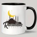 Weißer Keramik Kaffeebecher mit schwarzem Henkel und Rand, stilvolles Ramadan Kareem Design. - Stil 8