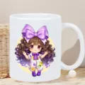 Detailansicht einer weißen Keramiktasse mit niedlichem Anime-Mädchen-Druck und praktischem Henkel. - 301-400ml / Stil 4