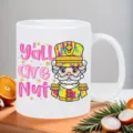 Taza de cerámica blanca detallada con diseño colorido de cascanueces para la oficina. - 301-400ml / Estilo 8