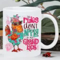 Detailopname van een grappige keramische koffiekop met kip print en een leuke tekst erop. - Stijl 1