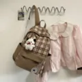 Mochila de estudiante a cuadros marrones chic con gran capacidad para la escuela y diario. - Con Colgante / Marrón