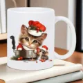 Nahaufnahme Detailansicht einer weißen Keramik Kaffeetasse mit süßem Katzen und Mäuse Koch Motiv. - Katze & Maus Koch