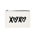 Primer plano detallado del estuche de lona blanca con estampado de corazones negros y cremallera. - 25.5X17CM / Estilo 8