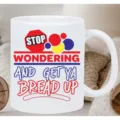 Nahaufnahme Detailansicht der weißen Keramik Kaffeetasse mit buntem bedruckten Grafik Slogan. - 301-400ml / Stil 5