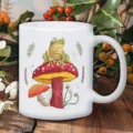 Nahaufnahme einer weißen Keramiktasse mit süßem Frosch und Pilz Grafikdesign Detailansicht. - 301-400ml / Stil 9