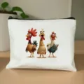 Detalle de bolsa de cosméticos con estampado de pollo, estuche blanco de lona con cremallera. - Estilo 3