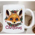 Nahaufnahme der weißen Keramiktasse mit süßem Weihnachtsfuchs-Druck und festlichem Text. - 301-400ml / Stil 6
