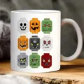 Nahaufnahme einer weißen Keramik Kaffeetasse mit einem lustigen Halloween Lego Minifiguren Köpfe Design. - Halloween Figur Stil