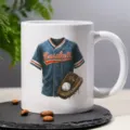 Weißer Keramikkaffebecher mit Baseball-Themendruck, ideal für Büro und den täglichen Gebrauch. - Baseballsport Stil