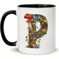 Close-up detail van een witte keramische mok met een botanisch bloemenletter P ontwerp. - 301-400ml / Stijl 6