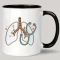 Gedetailleerd weergave van de keramische mok met medisch longen en stethoscoop ontwerp. - 301-400ml / Stijl 8