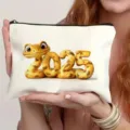 Nahaufnahme Detail der weißen Kosmetiktasche mit Reißverschluss und süßem 2025 Schlangenmotiv. - Stil 8