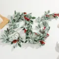 Détail de guirlande de houx de Noël artificielle, feuilles givrées et baies rouges déco - Guirlande de houx à 7 fruits