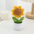 Handgefertigte Häkel-Sonnenblume Topfpflanze, Detailansicht der Wollblume Schreibtisch-Dekoration. - Sonnenblume Im Topf