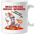 Gedetailleerde close-up van de witte keramische koffiekop met het grappige skeletontwerp. - Stijl 4