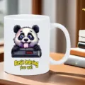 Weißer Keramik-Kaffebecher mit süßem Panda-Design Detailansicht, ideal für Büro und Alltag. - Stil 2