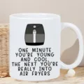 Keramik Kaffeetasse Detail mit lustigem Heißluftfritteuse Grafikdruck und witzigem Spruch Text. - Stil 3