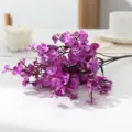 Nahaufnahme der künstlichen violetten Schleierkrautblüten zur stilvollen Heimdekoration. - Lila