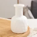 Weisse strukturierte Keramikvase Detailaufnahme, minimalistische Blumenvase Tischdeko. - Langhals