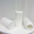 Skandi Stil Kunststoff geriffelte Vase weisse dekorative Zylinder Blumengefaess Deko - Vertikalgestreifte Vase