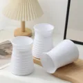Detailansicht der minimalistischen weißen Kunststoff-Vase mit Rillen für künstliche Blumen und Deko. - Gewinde Vase