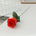 Fiore di rosa in flanella artificiale singolo fiore di simulazione rossa per casa festa 1pz - Piccolo Germoglio Primaverile - Rosso