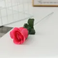 Finta rosa singolo fiore in tessuto rosso con stelo verde per decorazione casa - Piccolo Germoglio Primaverile - Rosso Rosa