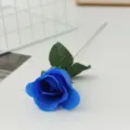 Fiore di rosa in velluto artificiale blu stelo singolo finto fiore per arredamento casa - Piccolo Germoglio Primaverile - Blu