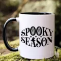 Taza de café de cerámica blanca con asa negra y diseño de texto espeluznante de Halloween. - 301-400ml / Estilo temático de Halloween